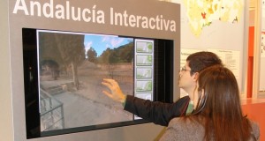 pantalla interactiva visualpanel-artstudio turismo andaluz